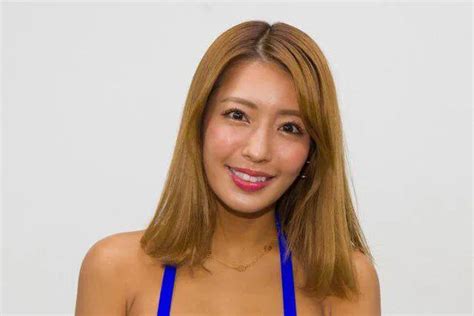 Gカップグラドル・橋本梨菜、極小の水着姿で「M字開脚＆女豹。